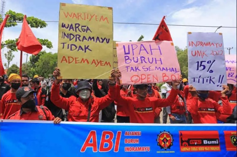 Buruh yang tergabung dalam Aliansi Buruh Indramayu (ABI) berunjuk rasa di depan kantor Disnaker Indramayu, Jawa Barat, Senin (22/11/2021). (ANTARA FOTO/Dedhez Anggara/rwa).