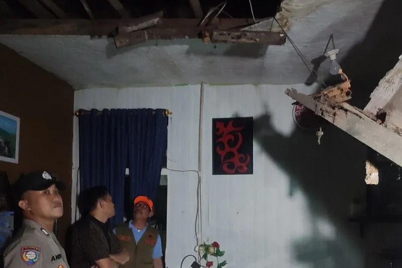 Atap Rumah Warga Jompo Runtuh Akibat Gempa Magnitudo 6,4 di Garut