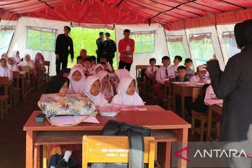 Puluhan siswa SDN Panyaweuyan di Desa Ciherang, Kecamatan Pacet, menjalani proses belajar mengajar tatap muka di dalam tenda bantuan Kemensos RI.(ANTARA/Ahmad Fikri) (Ahmad Fikri)