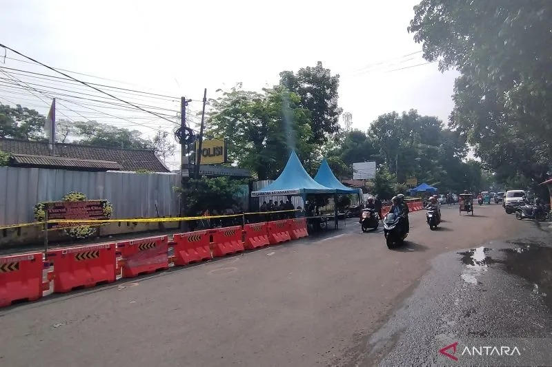 Sejumlah pengendara motor melintas di depan Kantor Polsek Astanaanyar, Kota Bandung, Jawa Barat, Kamis (8/12/2022). (ANTARA/Bagus Ahmad Rizaldi)