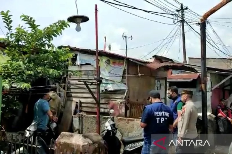 Sejumlah aparat kepolisian berjaga di sekitar rumah terduga teroris di Kelurahan Malabar, Kota Bandung, Jawa Barat, Senin (12/12/2022). ANTARA/Bagus Ahmad Rizaldi