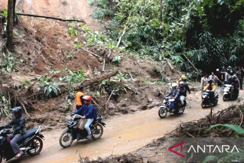 Akses jalan utama Sukabumi-Palabuhanratu yang bestatus Jalan Nasional II Sukabumi tepatnya di Kampung Pasirsuren Desa Tonjong Kecamatan Palabuhanratu Kabupaten Sukabumi, Jabar, yang sempat tertutup longsor saat ini sudah kembali bisa dilalui kendaraan. An