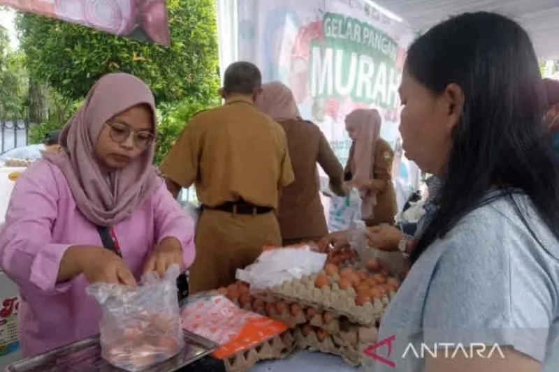 Warga membeli telur di pangan murah yang digelar oleh Pemprov Jawa Barat di Cirebon, Jabar, Selasa (8/11/2022). (ANTARA/Khaerul Izan)
