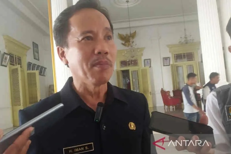 Kepala Disdukcapil Kabupaten Cirebon Iman Supriadi memberi keterangan kepada media di Cirebon, Jawa Barat, Kamis (15/12/2022). (ANTARA/Khaerul Izan)