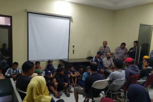 Sekelompok pelajar di Karawang yang akan tawuran tengah menjalani pembinaan oleh pihak kepolisian. (ANTARA/HO-Polres Karawang)