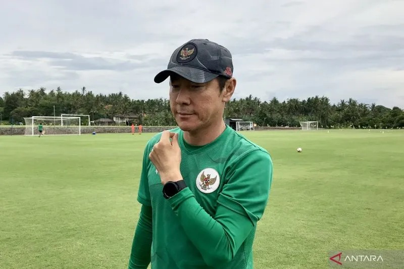 Pelatih Timnas Indonesia Shin Tae-yong memberi keterangan kepada media pada sela-sela sesi latihan timnas sepak bola senior di Training Ground Bali United, Pantai Purnama, Gianyar, Jumat (16/12/2022). ANTARA/Genta Tenri Mawangi