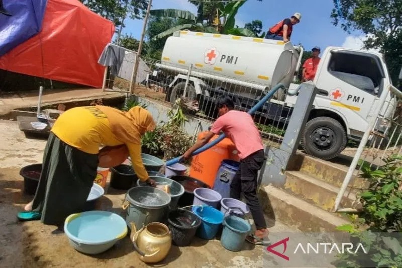 Palang Merah Indonesia (PMI) mendistribusikan air bersih untuk keperluan warga korban gempa Cianjur, Jawa Barat, di berbagai posko dan perkampungan. (ANTARA/Ahmad Fikri)