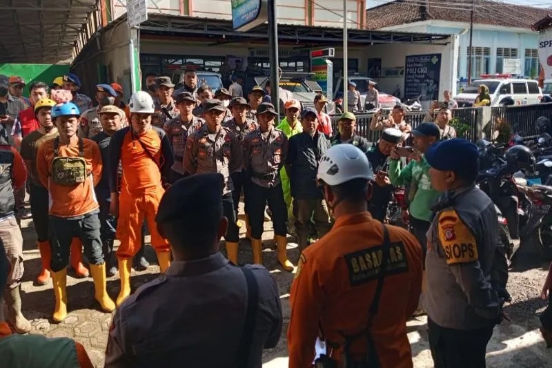 Puluhan personel Tim SAR Gabungan bersiap melakukan pencarian korban longsor disertai banjir lumpur di Kabupaten Sumedang, Jawa Barat, Minggu (18/12/2022). (ANTARA/HO-Kantor SAR Bandung)
