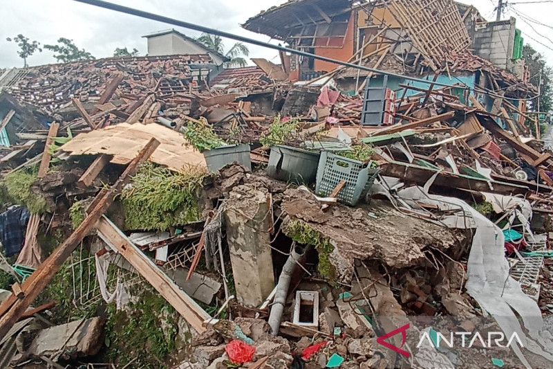 Bantuan dari pemerintah pusat untuk membangun kembali rumah yang ambruk akibat gempa Cianjur, Jawa Barat, mencapai Rp 3 triliun.(ANTARA/Ahmad Fikri).