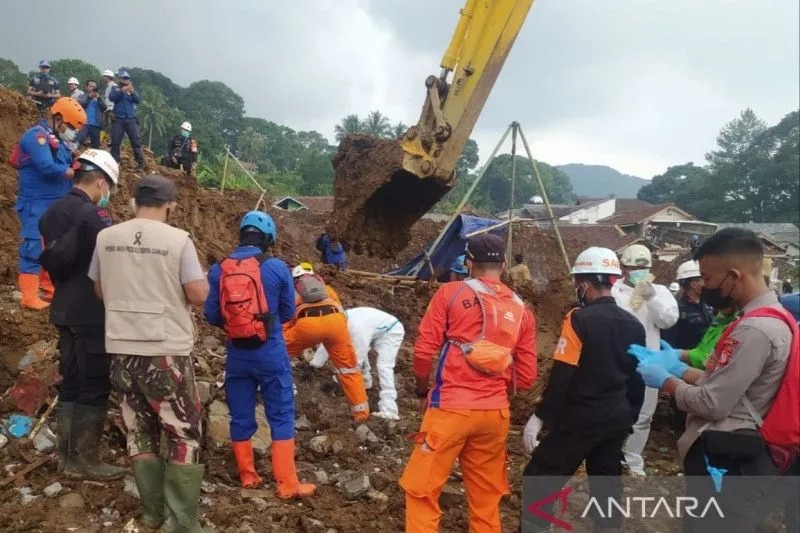Tim SAR gabungan berupaya mengangkat jasad korban tertimbun longsor yang kembali ditemukan di titik longsor Sate Sinta-Cijedil, Kecamatan Cugenang, Cianjur, Jawa Barat, Selasa (20/12/2022).(ANTARA/Ahmad Fikri).