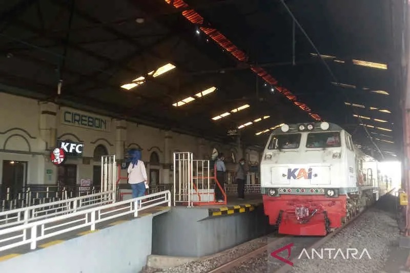 Penumpang kereta saat akan menaiki kereta api di Stasiun Cirebon, Jawa Barat, Rabu (21/12/2022). (ANTARA/Khaerul Izan)