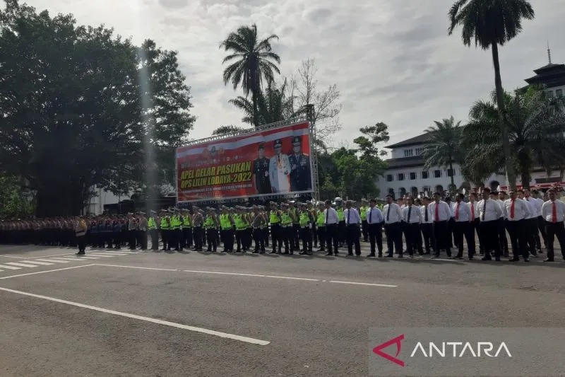Ratusan personel polisi mengikuti apel gelar pasukan di depan Gedung Sate, Kota Bandung, Jawa Barat, Kamis (22/12/2022). (ANTARA/Bagus Ahmad Rizaldi)