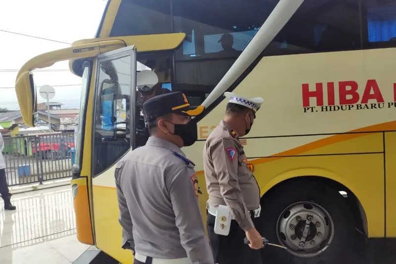 Petugas memeriksa kondisi kelayakan bus jelang libur Natal dan tahun baru di Terminal Guntur, Kabupaten Garut, Jawa Barat, Jumat (23/12/2022). (ANTARA/HO-Satlantas Polres Garut)