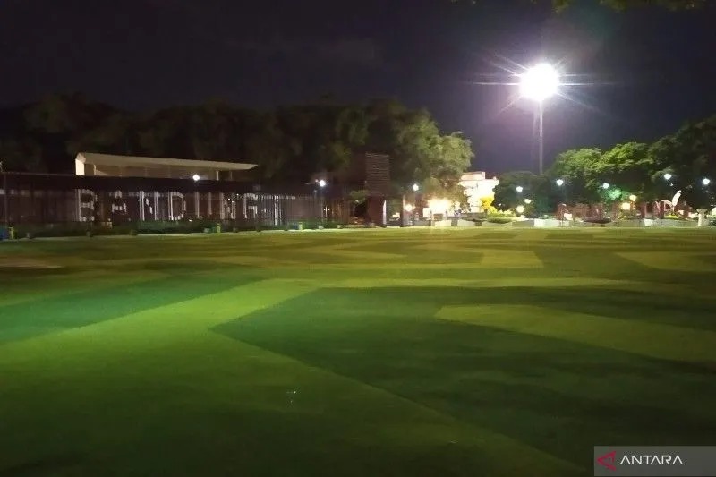 Alun-Alun Bandung ditutup untuk publik. (ANTARA/Bagus Ahmad Rizaldi)