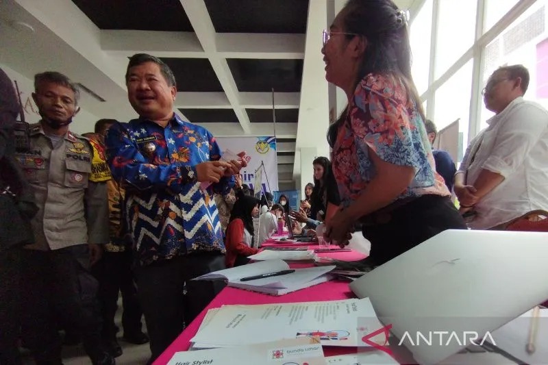 Bupati Garut Rudy Gunawan meninjau stan perusahaan yang membuka lowongan pekerjaan dalam kegiatan Mini Job Fair di Fave Hotel, Kabupaten Garut, Jawa Barat, Kamis (29/12/2022). ANTARA/Feri Purnama