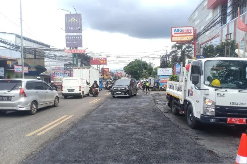 Kondisi Jalan Raya Tajur, yang hancur dan berlubang di depan Tas Tajur telah diperbaiki tim Dinas PUPR atas perintah langsung Wali Kota Bogor Bima Arya, Selasa (3/1/2023). ANTARA/Linna Susanti