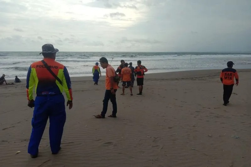 Sejumlah petugas tim SAR gabungan melakukan pencarian seorang wisatawan yang hilang terseret ombak di Pantai Pangandaran, Kabupaten Pangandaran, Jawa Barat, Kamis (5/1/2023). (FOTO ANTARA/HO-Satpol Airud)