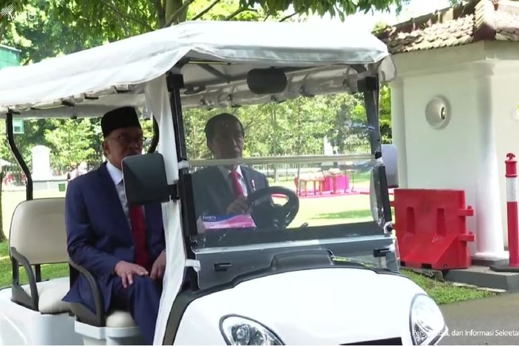 Presiden Joko Widodo bersama Perdana Menteri Malaysia Anwar Ibrahim berkeliling Kebun Raya Bogor, Senin, 9 Januari 2023. (YouTube.com/Sekretariat Presiden)