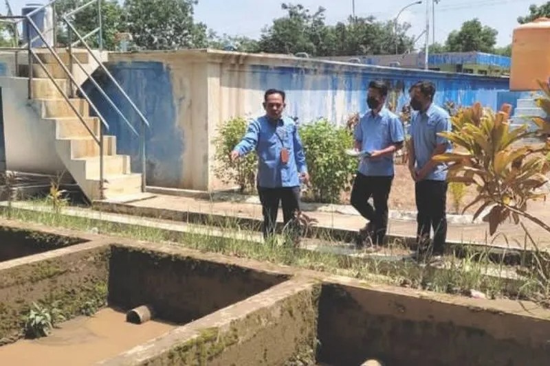Direktur Utama (Dirut) Perumdam Tirta Darma Ayu kiri) meninjau tempat pengelolaan air bersih di Indramayu, Jawa Barat. (ANTARA/HO-Perumdam Indramayu)