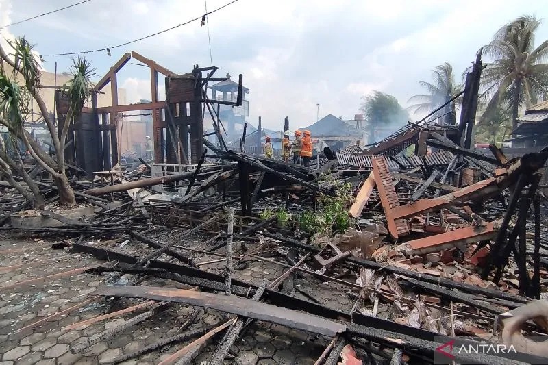 Damkar Padamkan Rumah Makan Terbakar di Bandung