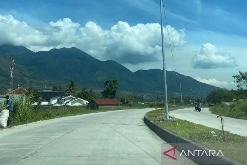 Suasana Jalan Ibrahim Aji yang menjadi salah satu jalur wisata di Kecamatan Tarogong Kaler, Kabupaten Garut, Jawa Barat. (ANTARA/Feri Purnama)