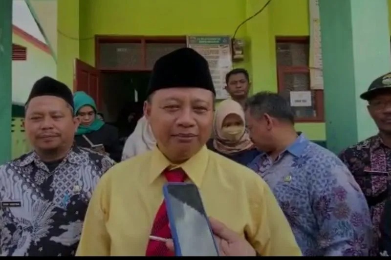 Wakil Gubernur Jawa Barat Uu Ruzhanul Ulum usai menjenguk anak yang pernah menjadi korban keracunan jajanan Chiki Ngebul pada 15 November 2022 lalu di Desa Ciawang, Kecamatan Leuwisari, Kabupaten Tasikmalaya, Kamis (12/1/2023). (ANTARA/HO-Pokja Pemkab Tas