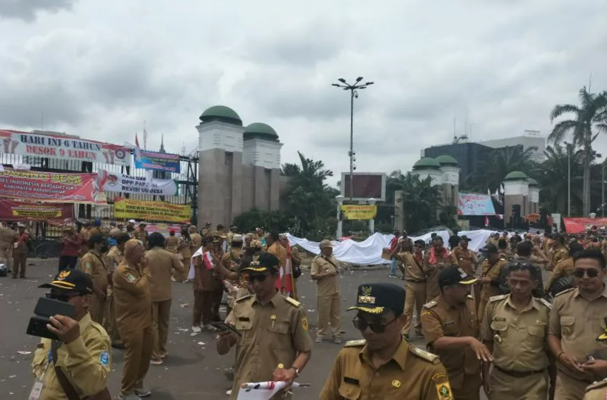 Ratusan kepala desa dari berbagai daerah di Indonesia bubar setelah menggelar unjuk rasa di depan Gedung DPR RI, Selasa (17/2/2023). ANTARA/Walda