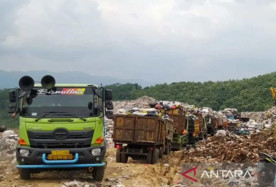 Antrean truk pengangkut sampah di TPA Sarimukti, Kabupaten Bandung Barat, Jawa Barat, Selasa (17/1/2022). (ANTARA/Bagus Ahmad Rizaldi)