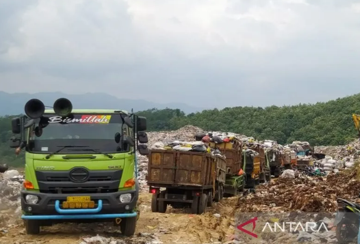 DLH Bandung catat 300 ton Sampah Tidak Terangkut Tiap Hari Karena Kendala