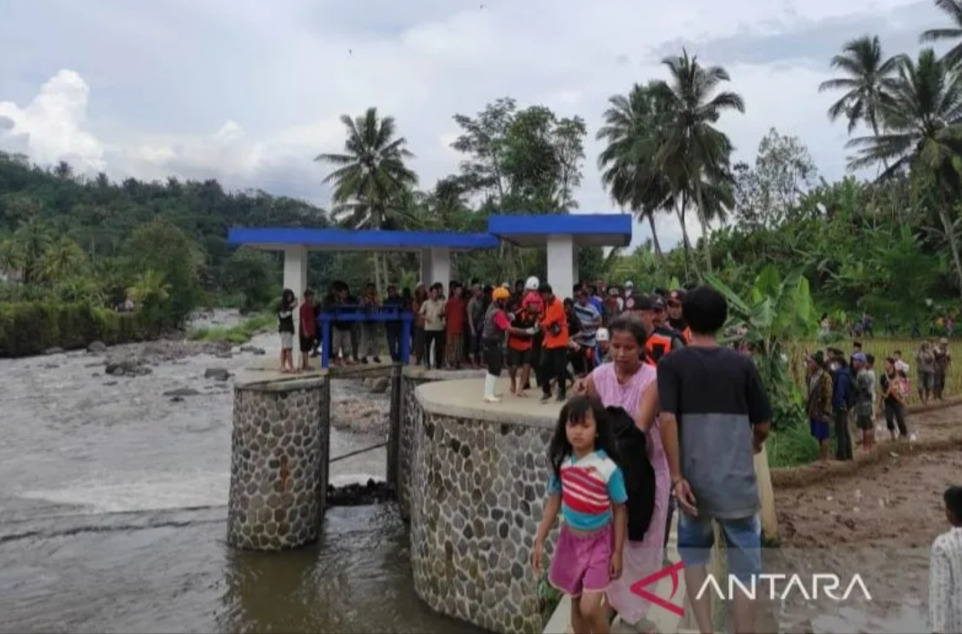 Tim SAR gabungan menemukan jasad siswa Sekolah Dasar yang dilaporkan hilang tenggelam di Sungai Cikundul, Kecamatan Cikalongkulon, Cianjur, Jawa Barat, Rabu (18/1/2023).(ANTARA/Ahmad Fikri). (Ahmad Fikri)