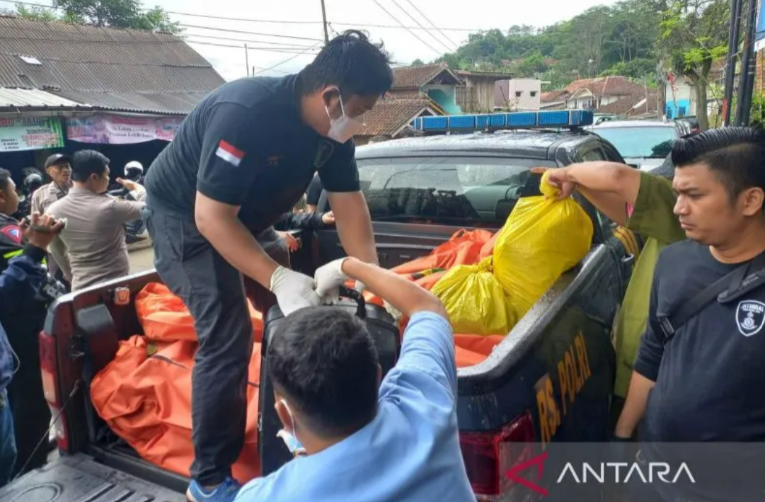 Polisi mengangkut kantung mayat dari TPU di Cililin, Kabupaten Bandung Barat, Jawa Barat, Rabu (25/1/2023). (ANTARA/Bagus Ahmad Rizaldi)