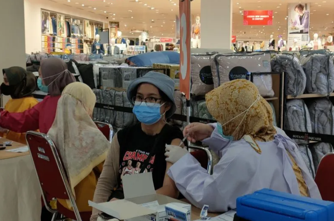 Seorang petugas sedang nyuntikkan vaksin keempat atau booster kedua COVID-19 di Mal Botani Square Bogor, Rabu (25/1/2023). (ANTARA/Linna Susanti)