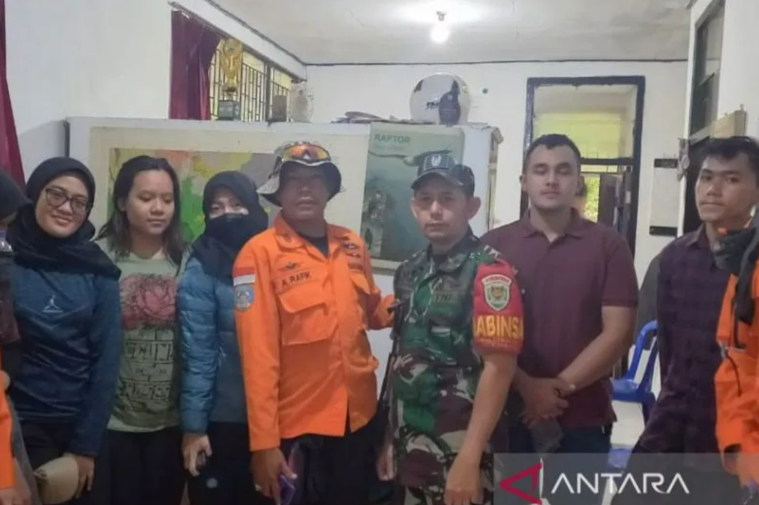 Tim SAR gabungan pada Kamis (26/1/2023) berhasil menemukan sembilan pendaki yang dilaporkan hilang kontak saat mendaki Gunung Gede melalui Jalur Ciputri, Kecamatan Pacet, Kabupaten Cianjur, Provinsi Jawa Barat.(ANTARA/HO Basarnas)