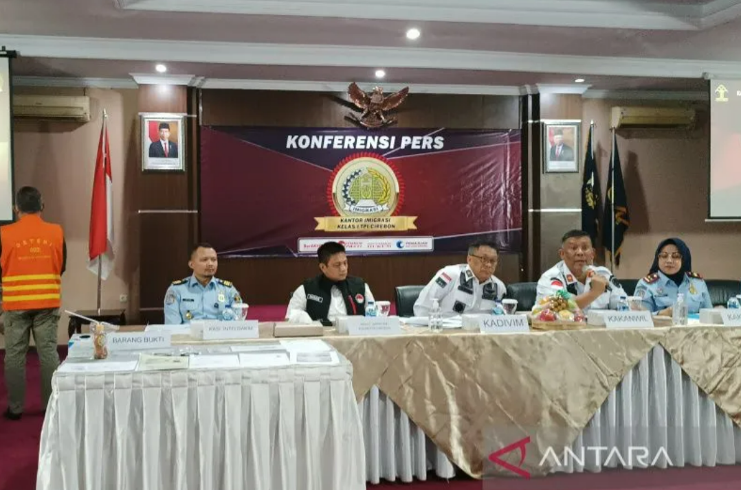 Kepala Kantor Wilayah Kemenkumham Jawa Barat R. Andika Dwi Prasetya (kedua kanan) memberi keterangan kepada media di Cirebon, Jawa Barat, Rabu (1/2/2023). (ANTARA/Khaerul Izan)