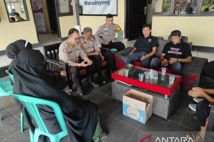 Kegiatan Jumat Curhat yang dihadiri Pelaksana Harian Kapolsek Warudoyong AKP Iman Retno bersama para tokoh pemuda dan masyarakat serta pengurus RT/RW di Kecamatan Warudoyong, Jumat (3/2/2023). Antara/Aditya Rohman