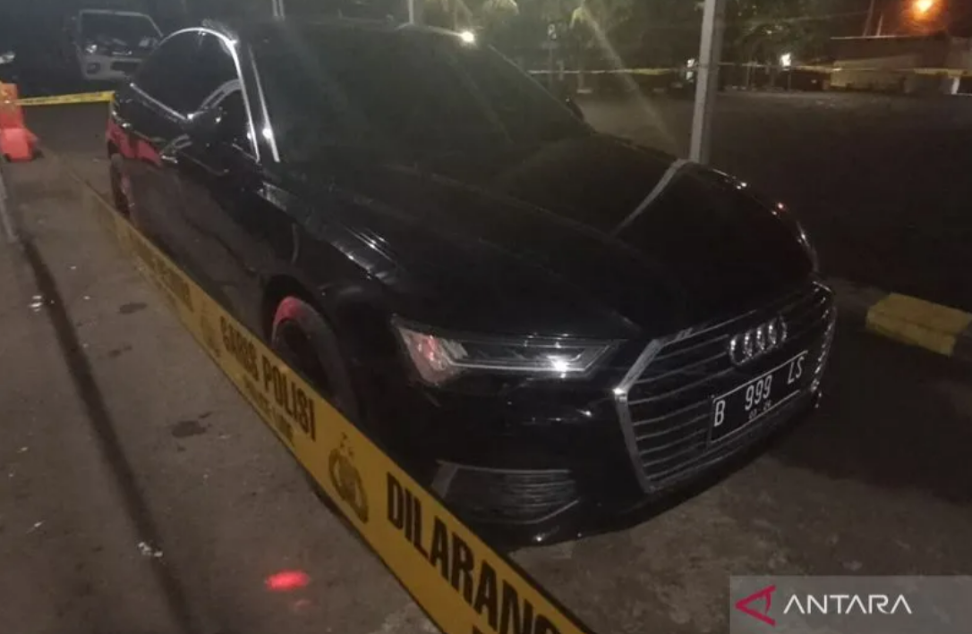 Sedan mewah merek Audi type A6 barang bukti yang diamankan Polres Cianjur, Jawa Barat, dalam kasus lakalantas yang menyebabkan mahasiswi Cianjur meninggal dunia.(ANTARA/Ahmad Fikri). (Ahmad Fikri)