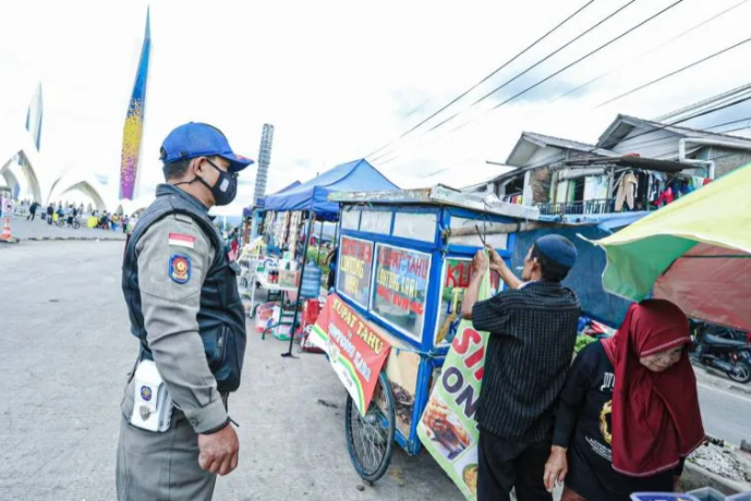 Petugas Satpol PP menertibkan PKL di sekitaran Masjid Raya Al Jabbar, Kota Bandung, Jawa Barat, Jumat (10/2/2023). (ANTARA/HO-Humas Pemkot Bandung)