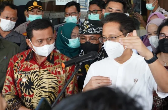 Menteri Kesehatan Menkes Budi Gunadi Sadikin (kanan) bersama Bupati Sumedang Dony Ahmad Munir (kiri) di Sumedang, Jawa Barat, Jumat (10/2/2023). (ANTARA/HO-Humas Pemkab Sumedang)