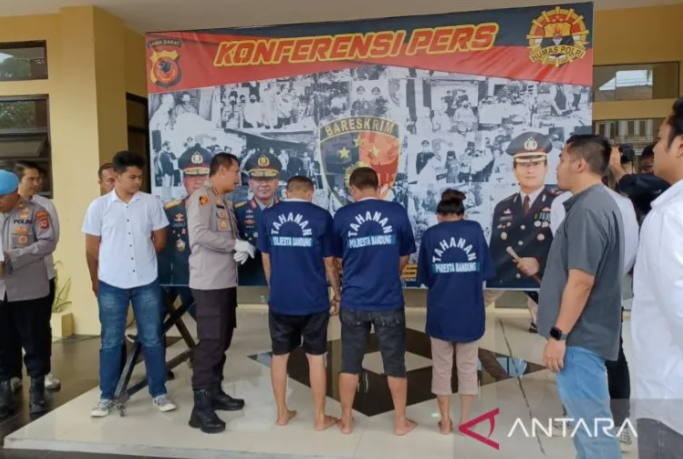 Polisi mengamankan tiga tersangka pengeroyokan ODGJ yang dituduh penculik anak di Polresta Bandung, Kabupaten Bandung, Jawa Barat, Rabu (15/2/2023). ANTARA/Bagus Ahmad Rizaldi