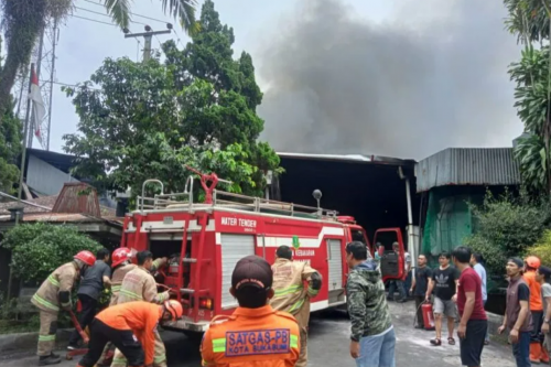 Tim Damkar Sukabumi saat berupaya memadamkan api yang membakar pabrik PT Universal Indo Gemilang. Antara/Aditya Rohman