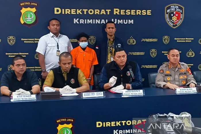 Direktur Reserse Kriminal Umum (Dirreskrimum) Polda Metro Jaya Kombes Pol Hengki Haryadi (tengah), saat konferensi pers kasus pembunuhan Bekasi, di Jakarta, Jumat (17/2/2023) ANTARA/Ilham Kausar