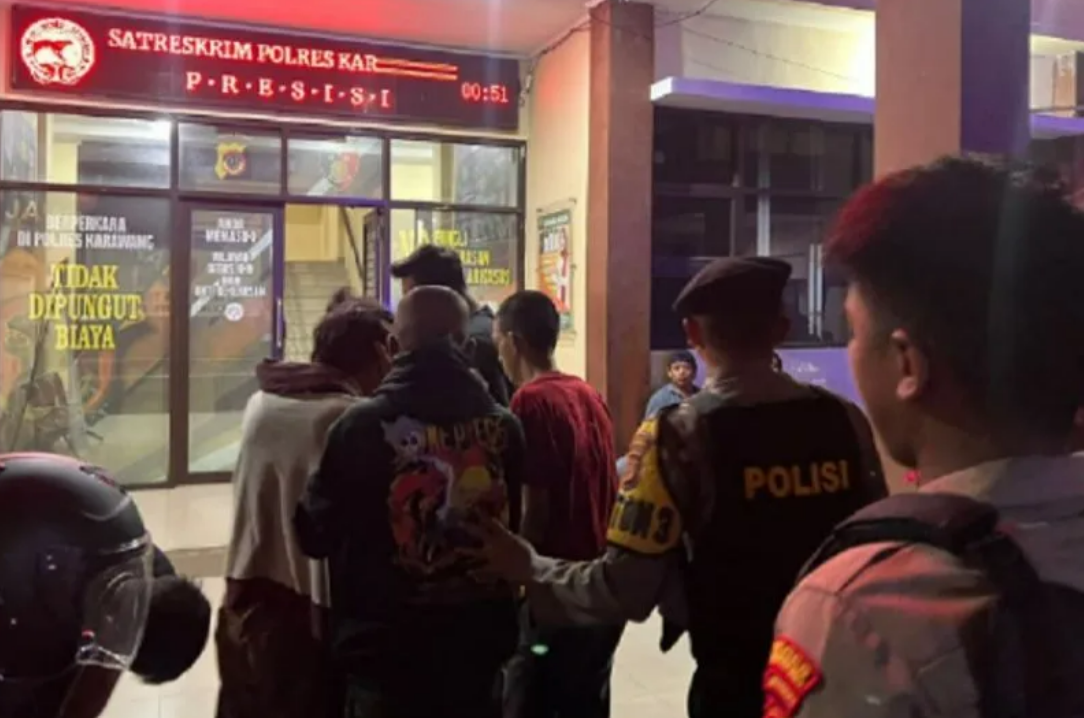 Polisi mengamankan empat remaja bawa celurit. (ANTARA/HO-Polres Karawang)