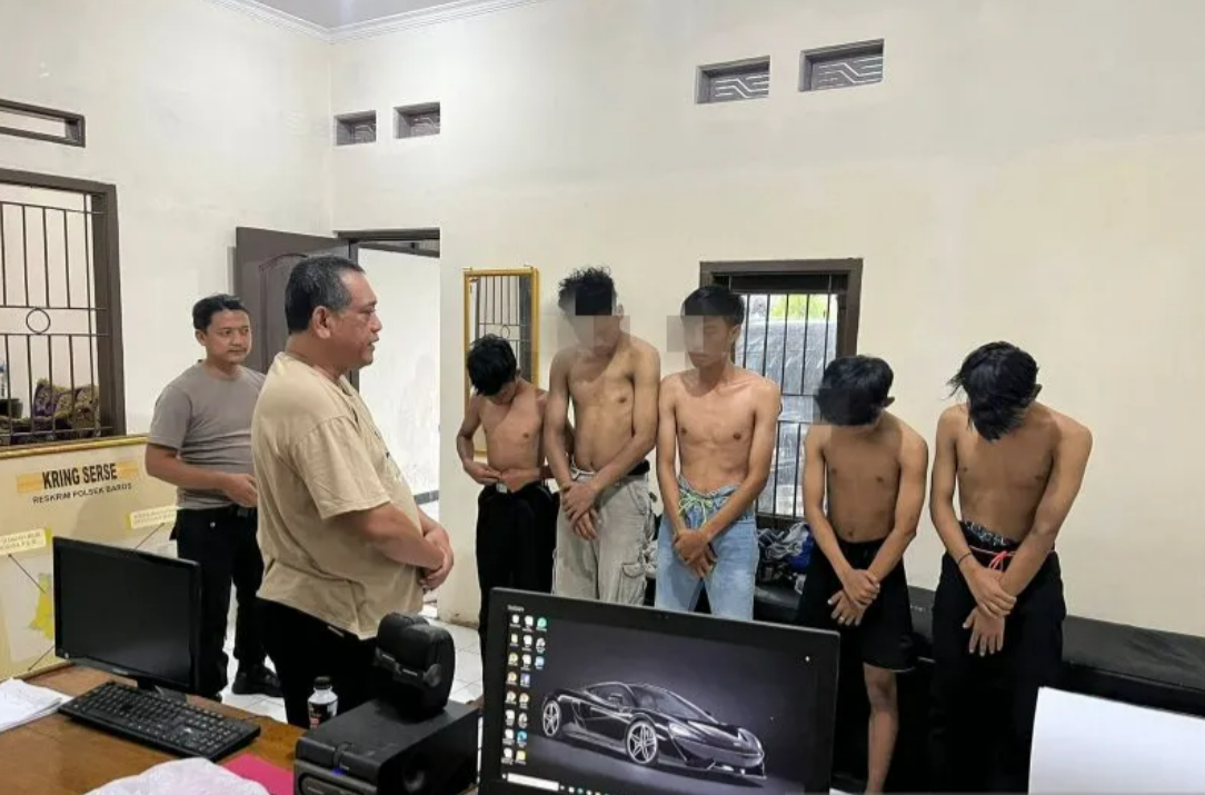 Lima remaja berinisial MFSR (15), MRJ (19), AR (16), FF (16) dan AFN (20) yang menjadi tersangka penyerangan dan penganiayaan terhadap dua pelajar di Kampung Babakan, RT 02/06, Kelurahan/Kecamatan Baros, Kota Sukabumi, Jabar saat dimintai keterangan oleh 