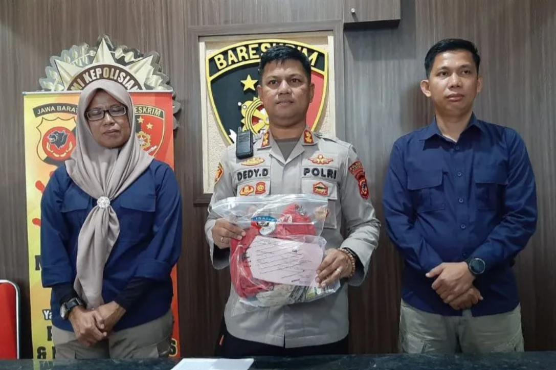 Wakapolresta Cirebon AKBP Dedy Darmawansyah menunjukkan barang bukti di Cirebon, Jawa Barat. (ANTARA/Ho-Humas Polresta Cirebon)