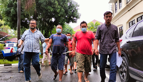 Polisi menggiring enam oknum debt collector yang merampas kendaraan warga di Kabupaten Bekasi. Foto: Istimewa