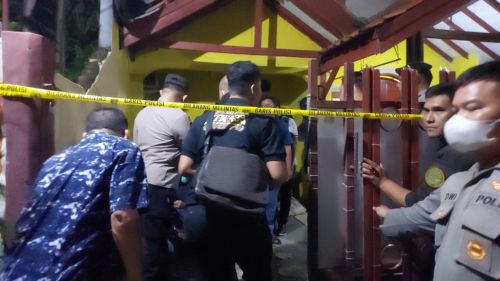 Garis polisi terpasang di rumah yang diduga terdapat dua jasad wanita dicor di bawah tangga. Antonio/ Medcom.id