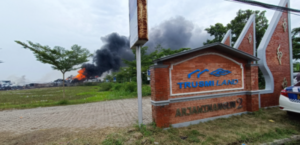 Ratusan Warga Dievakuasi Akibat Kebakaran Pabrik Busa di Cirebon