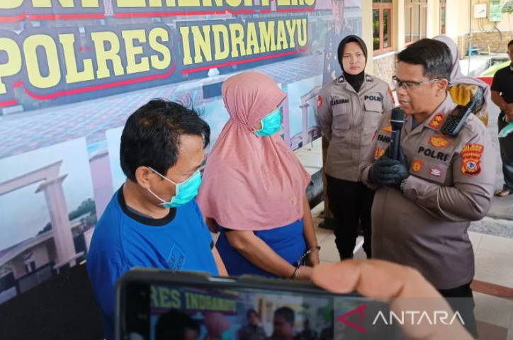 Dua tersangka arisan bodong merupakan pasutri di Indramayu, Jawa Barat, Selasa (28/2/2023). ANTARA/Khaerul Izan.