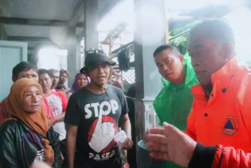 Bupati Subang, Jabar, Ruhimat (paling kanan), saat meninjau korban banjir di Subang, Rabu (1/3/2023). (FOTO ANTARA/HO-Pemkab Subang)