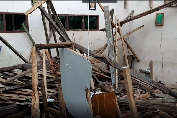 Bruk! Ruang Kelas MTs di Bojong Ambruk Diterjang Angin Kencang